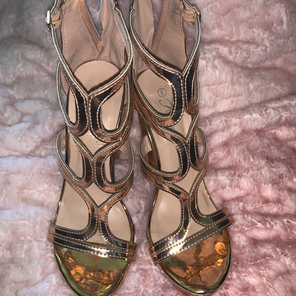 HIGH SHINNY HEELS